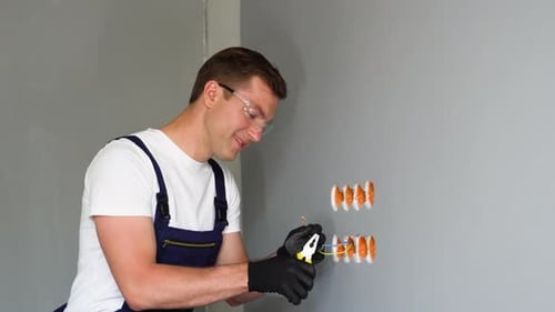 Electricista profesional que trabaja en el concepto de mejora y reparación del hogar del sistema eléctrico