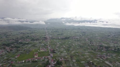 Village d'Alahan Panjang dans la vue aérienne du lac, Sumatra occidental