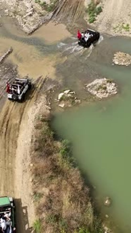 Vertikales Video von einer Jeep-Safari mit Roading-Spaß an der türkischen Mittelmeerküste