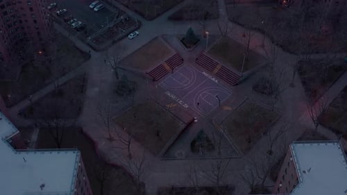 Proyectos de vivienda pública sobrevolando con Zumbido en el barrio de Harlem de la ciudad de Nueva York. Vista de basketball co