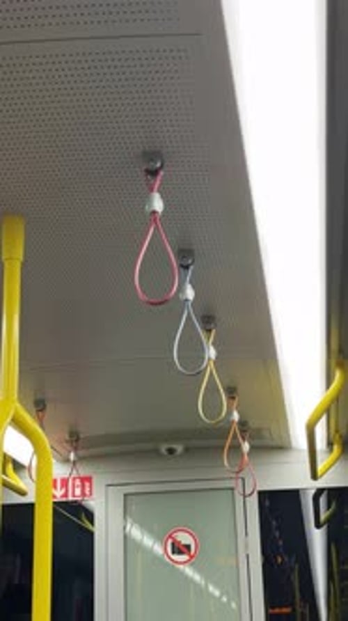 Intérieur d'un wagon de transport en commun avec sangles suspendues