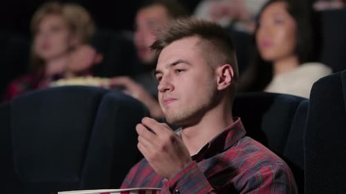 Um homem decepcionado em um cinema