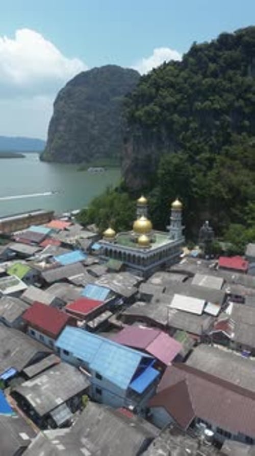 Luftaufnahme von Ko Panyi ist ein Fischerdorf in der Provinz Phang Nga, Thailand