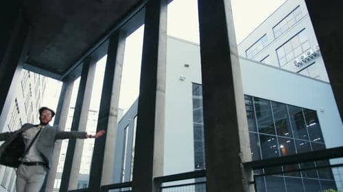 Joven empresario caucásico alegre bailando, saltando y regocijándose porque tiene buenas noticias o tiene éxito