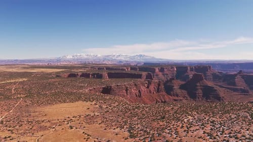 Luftaufnahme von Canyonlands und Bergen, Vereinigte Staaten.
