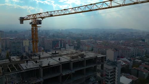 Turmdrehkran arbeitet auf einer mehrstöckigen Baustelle