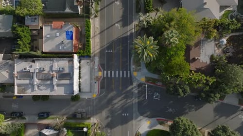 Vogelperspektive von Straßen und Gebäuden in einem Wohnbezirk zur Goldenen Stunde