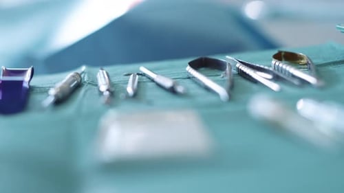 Zahnarztbesteck in Nahaufnahme auf grünem Hintergrund — Pinzette Curved Explorer Curved Dental Explorer