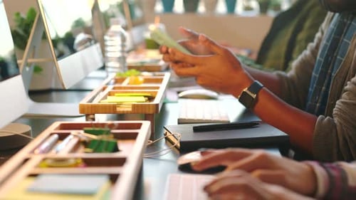 Equipe criativa, mãos, computador, local de trabalho e agência de design trabalhando, colaboração em desktops