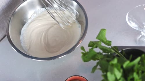 Der Chefkoch kocht natürliches Eis aus Sahnesirup und flüssigem Stickstoff