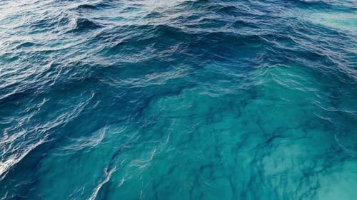 Wunderschönes, tiefes Meer und große, türkisfarbene Wellen darauf.
