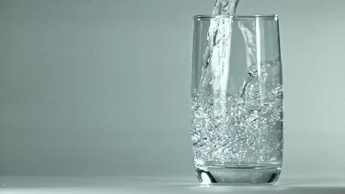 Wasser wird in ein Glas gegossen, das mit einer Hochgeschwindigkeitskamera mit 1000 Bildern pro Sekunde gefilmt wurde