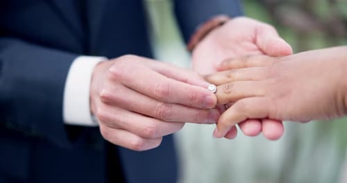 Paar, Hände und Ring für Ehe, Liebe oder Hochzeit in Zeremonie, Verpflichtung oder Unterstützung zusammen
