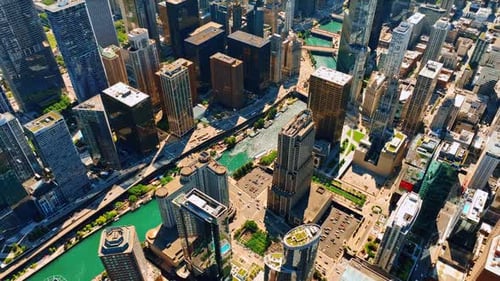 Rivière étroite de couleur vert marine traversant le paysage urbain moderne.