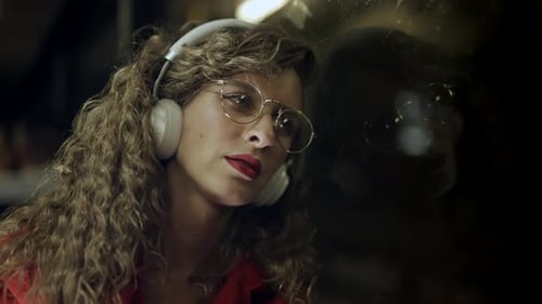 Une femme déprimée avec des écouteurs prend le bus la nuit