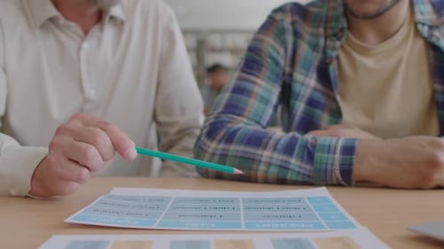 Student, der englische Grammatik mit dem Lehrer im Unterricht studiert