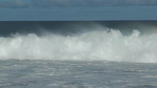 Riesige Meereswellen des Pazifischen Ozeans prallen auf Felsen an den Küsten der Hawaii-Inseln.