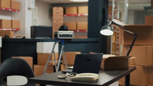 Entrepôt rempli de matières premières sur des étagères pour mettre des emballages en carton