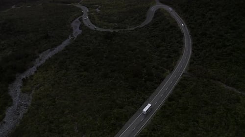 Estrada sinuosa passando por montanhas, neblina e nuvens em Milford Sound, Nova Zelândia, no sul I