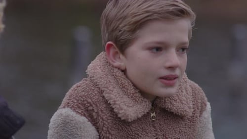 Gros plan d'un jeune garçon assis et parlant à un ami