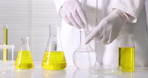Scientifique vérifiant la qualité de l'huile moteur à une table en laboratoire, gros plan