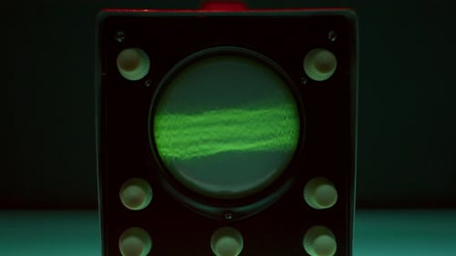 Tela do osciloscópio mostrando linhas verdes pulsando e mudando de forma