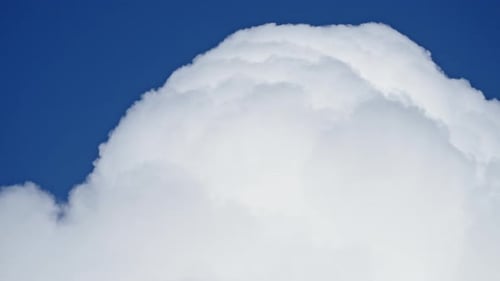 Aspect doux ressemblant à du coton blanc d'un cumulus dans le ciel bleu, timelapse