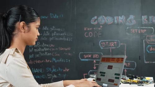 Mädchen, das Code schreibt oder technische Eingabeaufforderung nimmt, während sie am STEM-Kurs teilnimmt. Erbauung