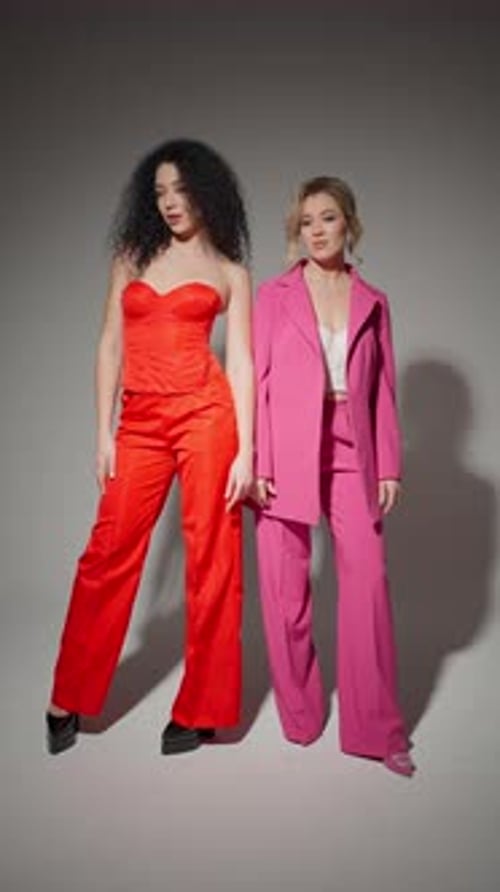 Modèles en costumes brillants, concept de positivité, style, mode