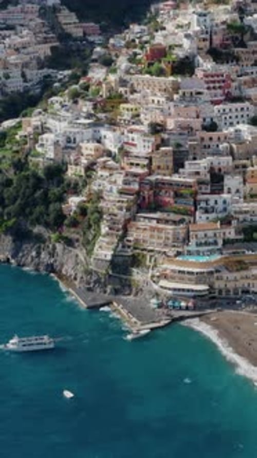Vue aérienne verticale par drone du village coloré de Positano sur la côte amalfitaine italienne avec une mer turquoise