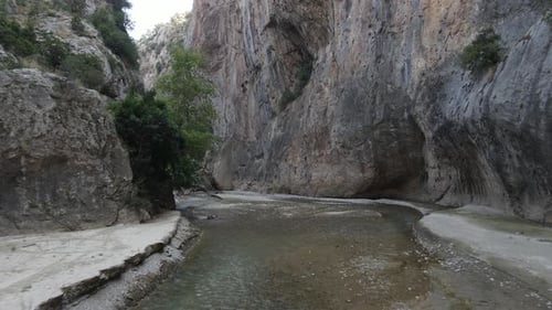 Vue par drone d'une petite rivière qui traverse le canyon, flux de l'environnement naturel