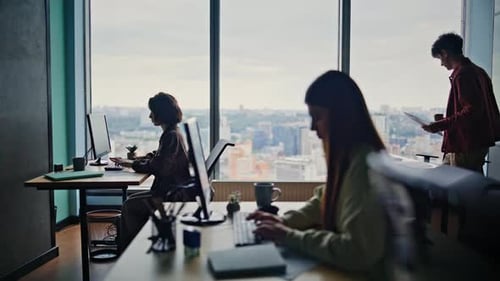 Silhouetten von Softwareentwicklern, die im kollaborativen Kabinett an Computern arbeiten