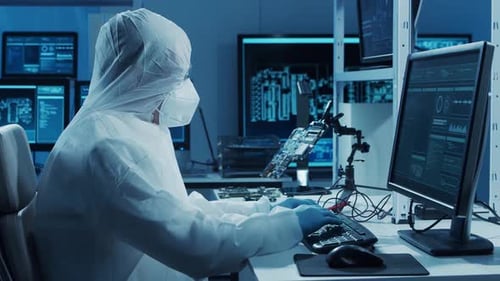 Mikroelektroniker arbeitet in einem modernen wissenschaftlichen Labor an Computersystemen und