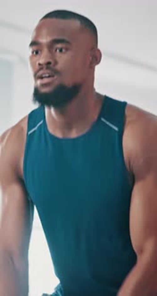 Hombre negro, cuerda de batalla y ejercicio para estar en forma en el gimnasio con entrenamiento de potencia