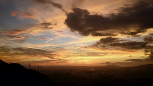 Céu laranja fantástico. A cena noturna vibrante e agitada da cidade de Taipei
.