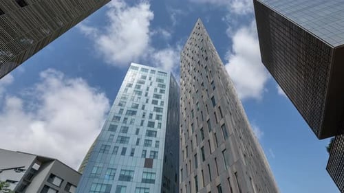 Zeitraffer von Wolkenkratzern im Technologieviertel von Barcelona