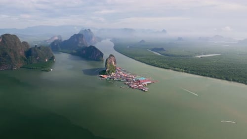 Luftaufnahme des Dorfes Ko Panyi auf dem Wasser, Thailand.