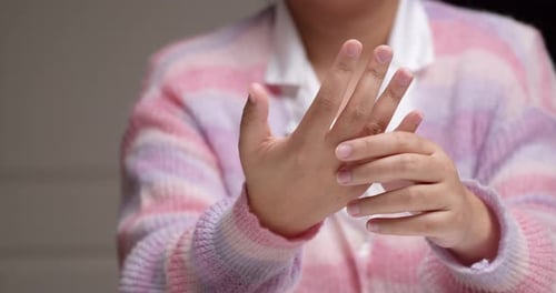 Entspannt die Handgelenkmuskulatur und lindert Schmerzen. Zur Förderung des eigenen körperlichen Wohlbefindens