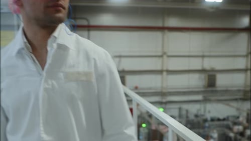 Ouvrier d'usine portant un filet à cheveux et des lunettes de sécurité à l'intérieur