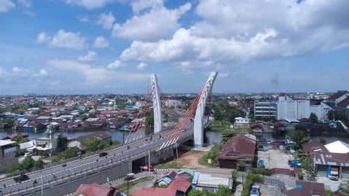 Vue aérienne en accéléré du pont Sei Alalak situé à Banjarmasin, connu comme le premier