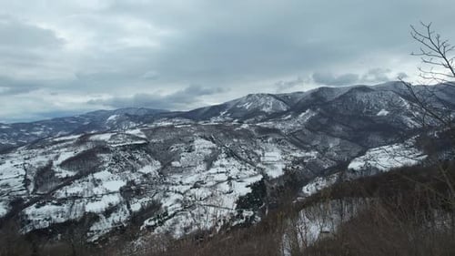 Schneebedeckte Berge aus der Luft
