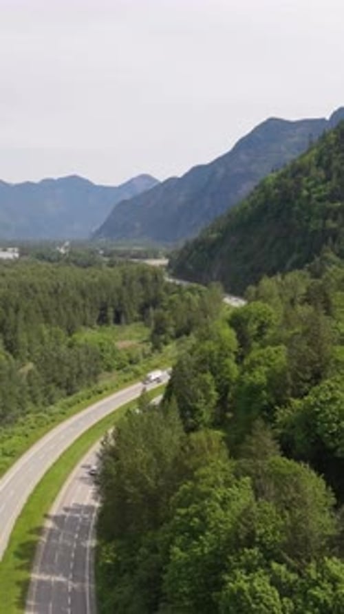 Vista aérea de tirar o fôlego: rodovia sinuosa pelas majestosas montanhas e florestas da Colúmbia Britânica.