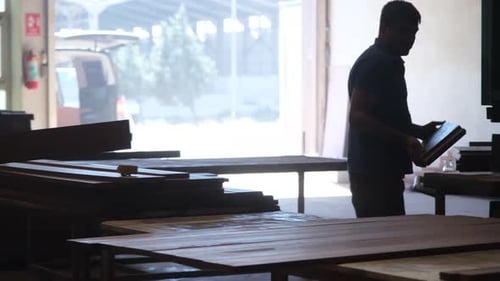 Silhouette de charpentier dans l'atelier