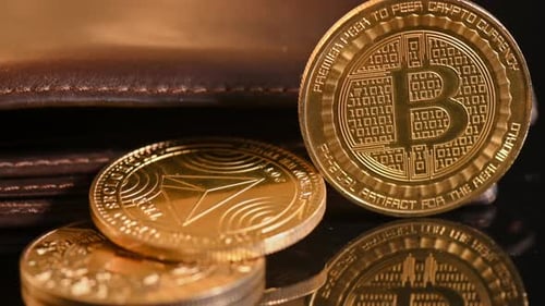 Vue rapprochée des cryptomonnaies physiques sorties du portefeuille