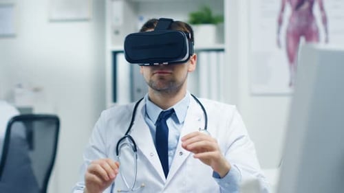 Männlicher Arzt, der experimentelle medizinische Eingriffe mit Virtual-Reality-Headset durchführt. Sein Assistent