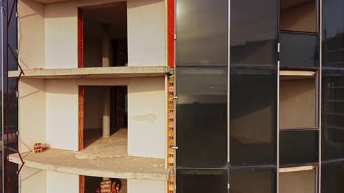 Progreso de la construcción en un edificio de gran altura durante el día