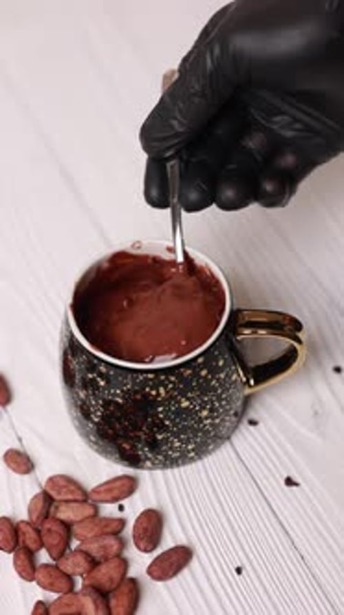 preparar cacau em uma cafeteria