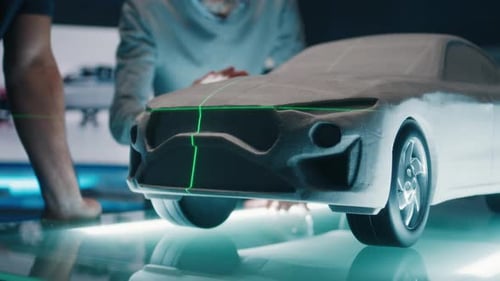 Des ingénieurs automobiles discutent de la conception d'un prototype de sculpture en utilisant un feu vert