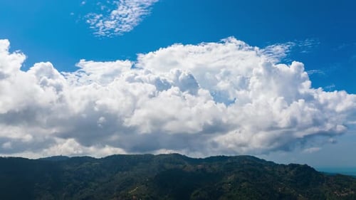Schwebende flauschige Wolken. Blauer Himmel, weiße Wolken, Landschaft, weiße Wolken, 4K