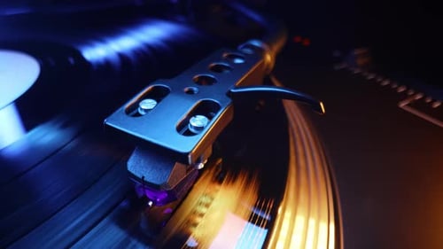 Klassischer Plattenspieler, Drehscheibe, analoger Sound, Musik, Vintage-AestheticsLP
